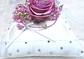 R055 Ringkissen mit rosa Rose und Drahtspirale